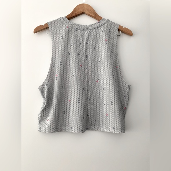 ❗️CLEAROUT❗️GAP FIT Breathe grey print cropped muscle TANK TOP Size XS - Picture 2 of 6